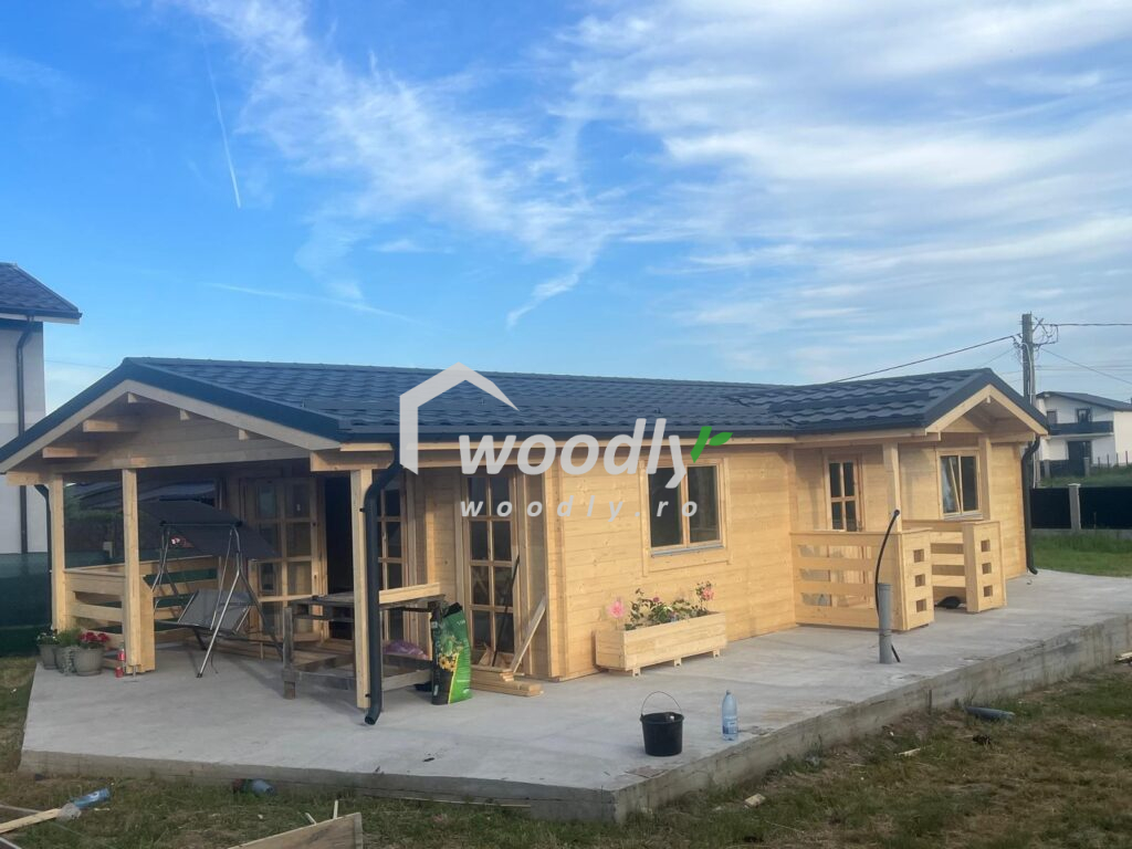 Slatina, Olt - Montaj casă din lemn modulară, 75 mp, living, 2 dormitoare, baie și verandă, dimensiuni 6 × 13 m, model DONNA